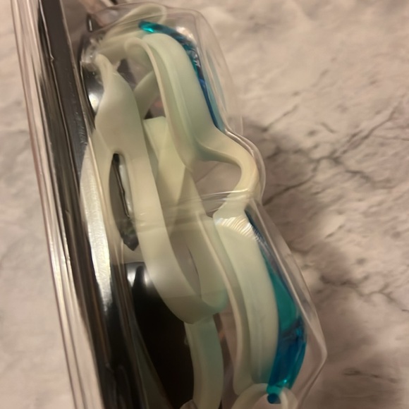 Finis - flowglows - glow in the dark kids’ googles - Picture 6 of 6